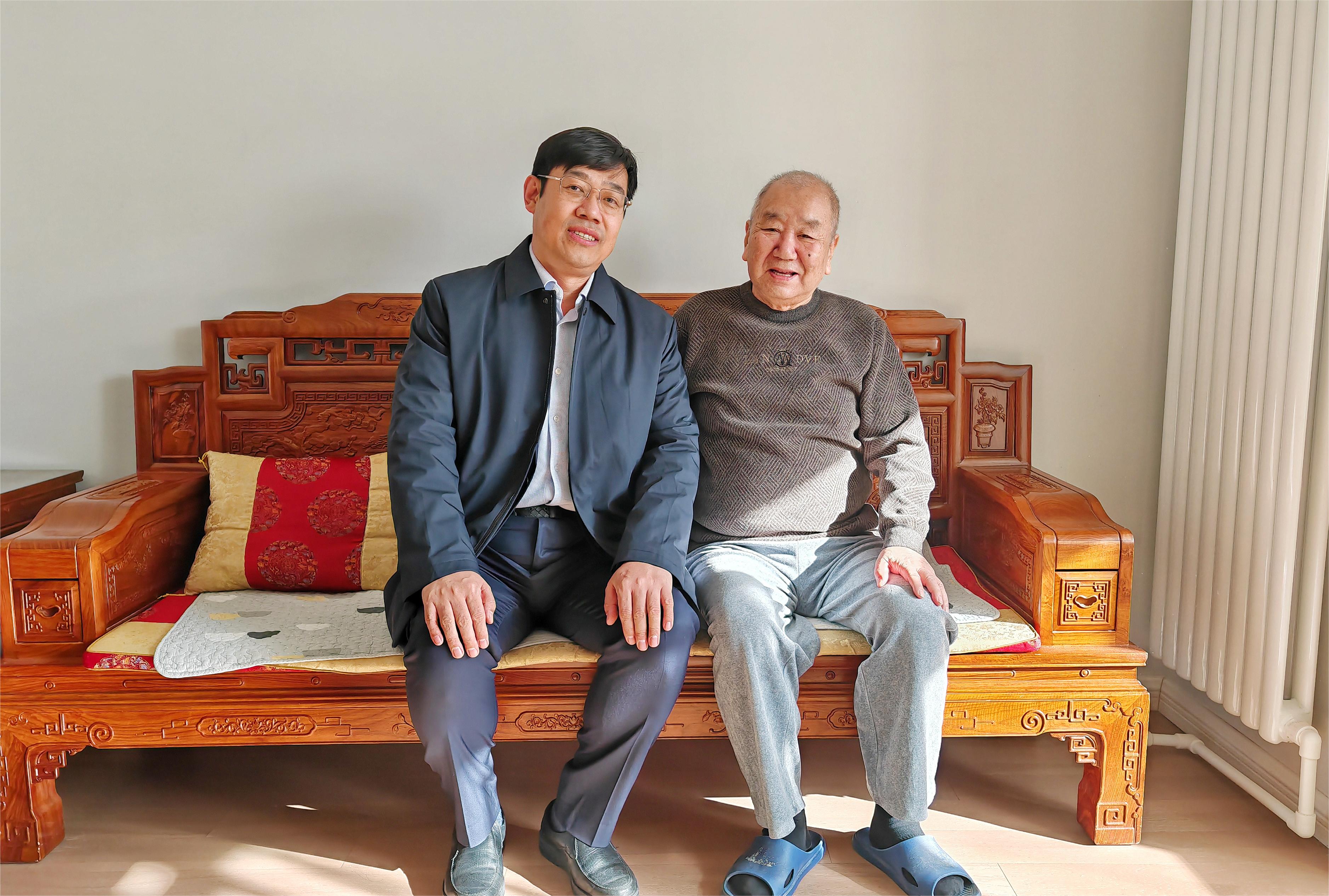 劉江平副書(shū)記慰問(wèn)魏懷偉.jpg