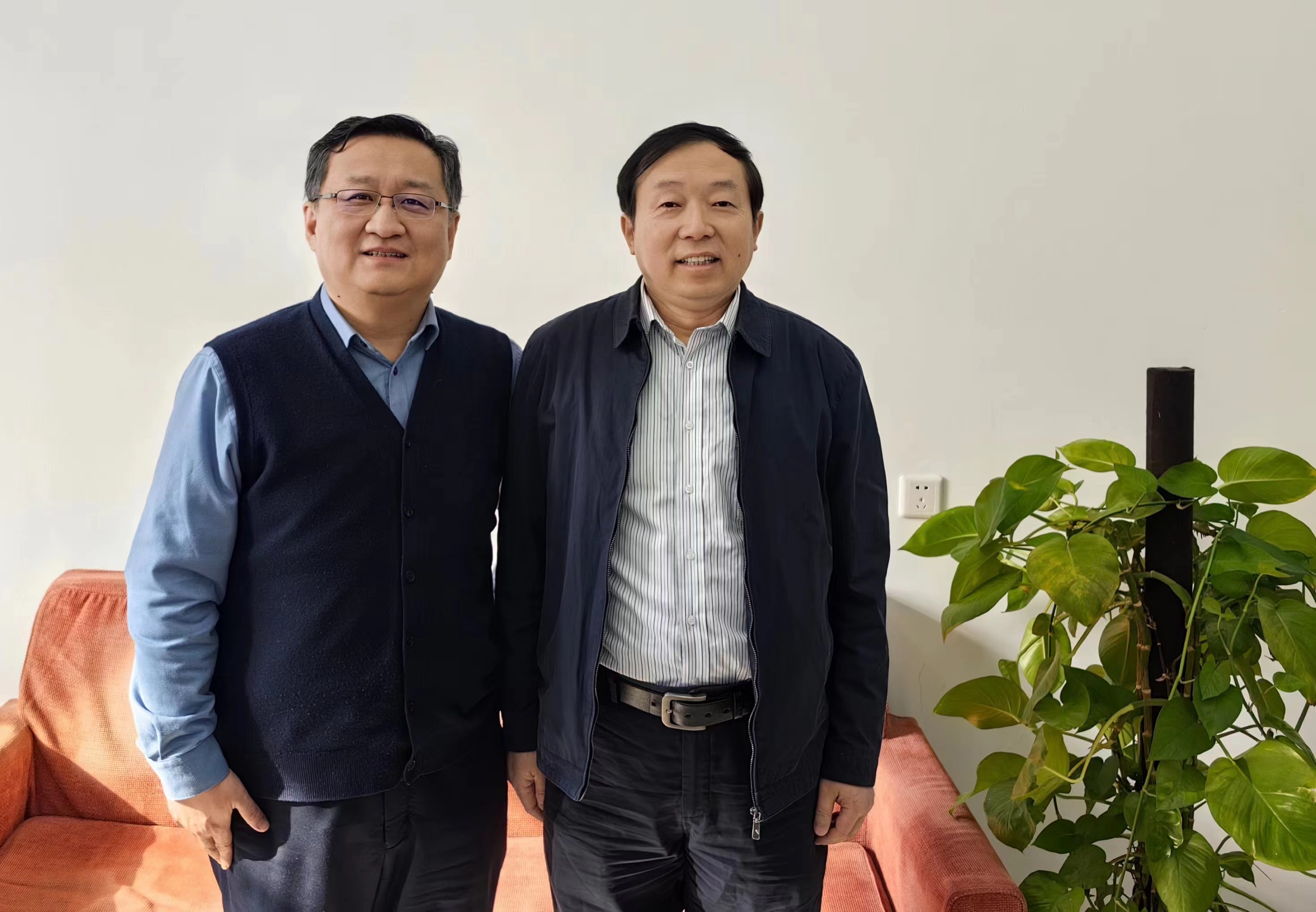王停副校長(zhǎng)慰問(wèn)靳琦.jpg