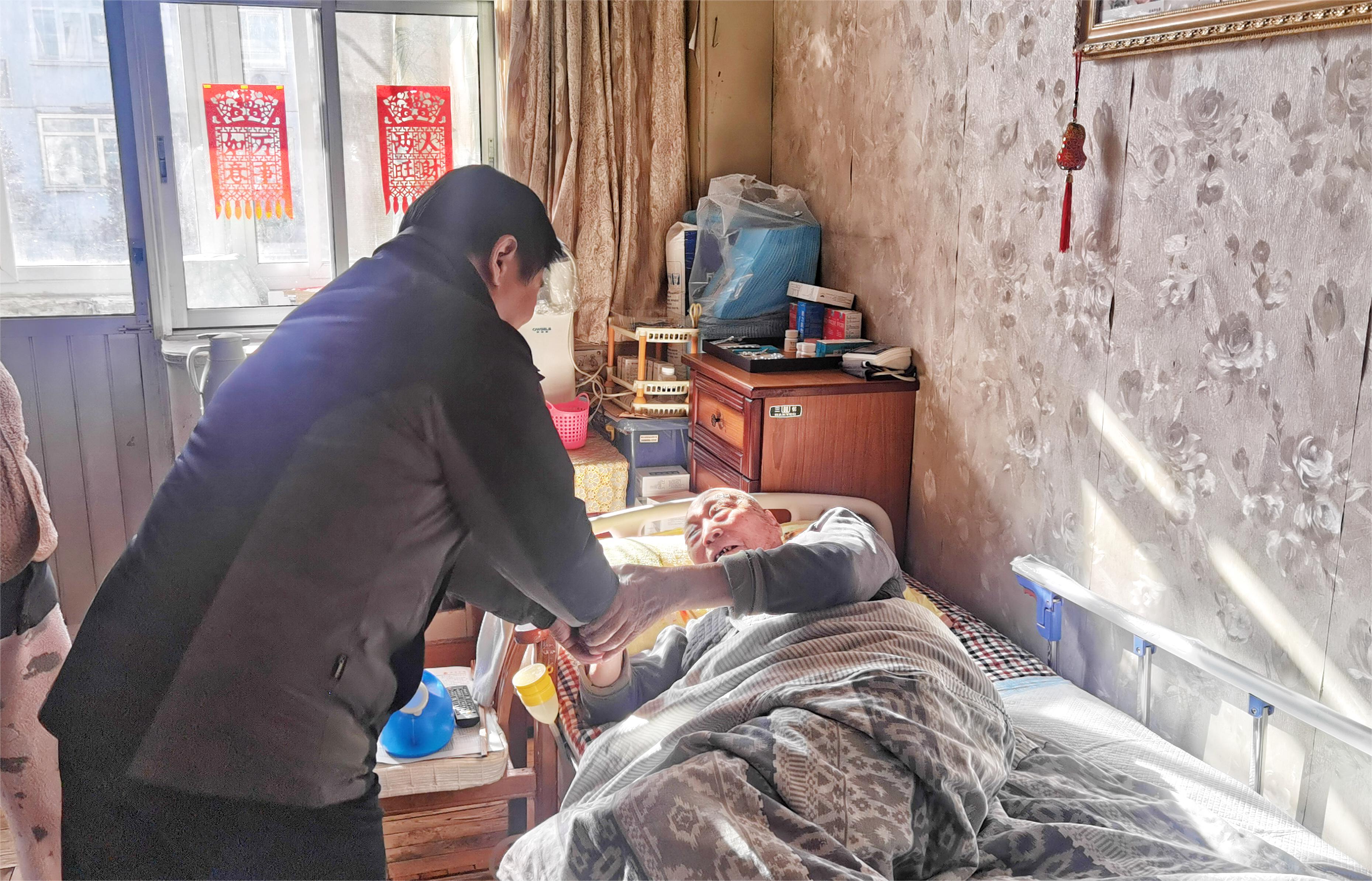 閆振凡副校長(zhǎng)慰問(wèn)楊國(guó)柱.jpg