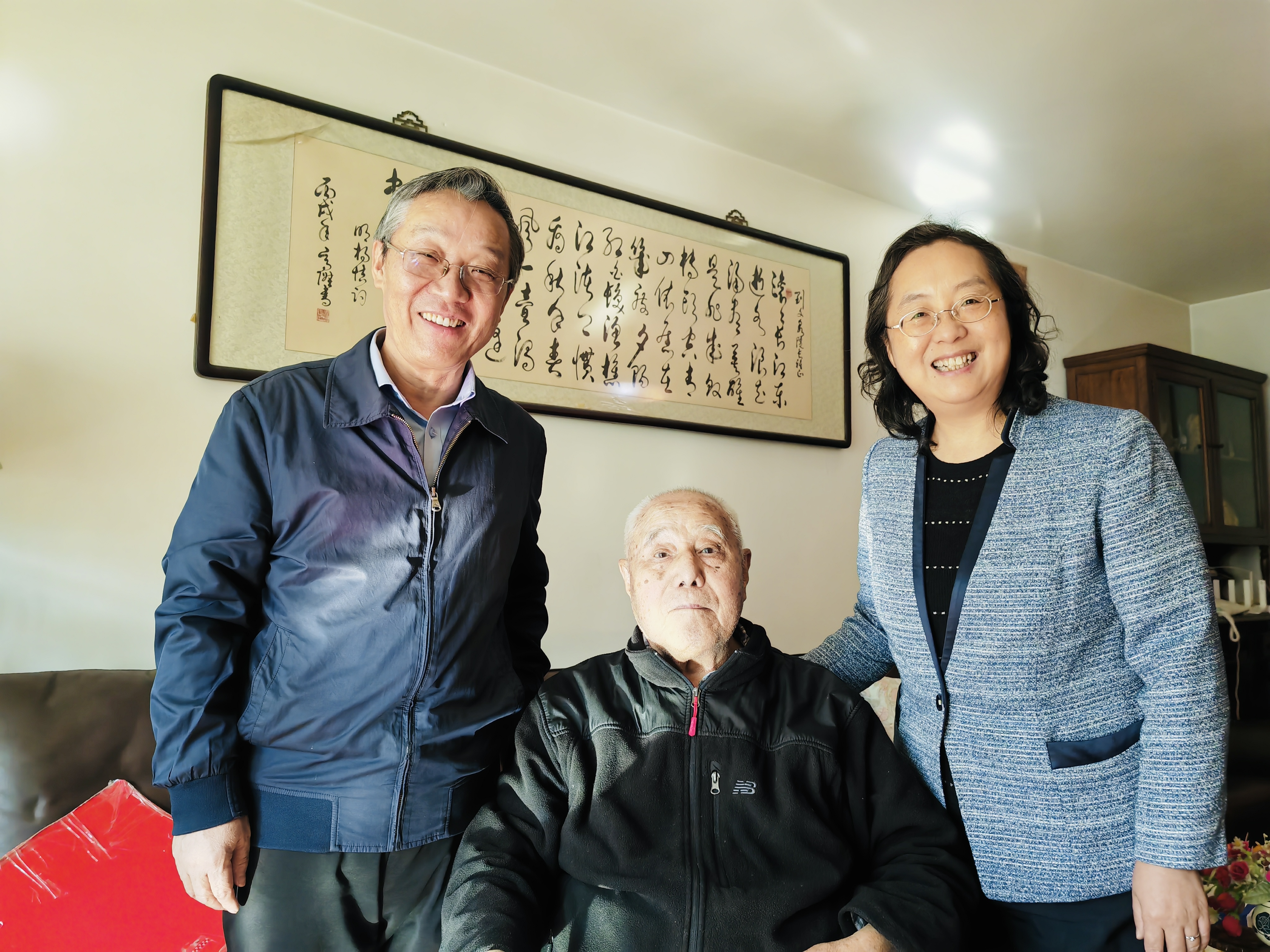 王瑤琪書(shū)記慰問(wèn)劉文泉.jpg