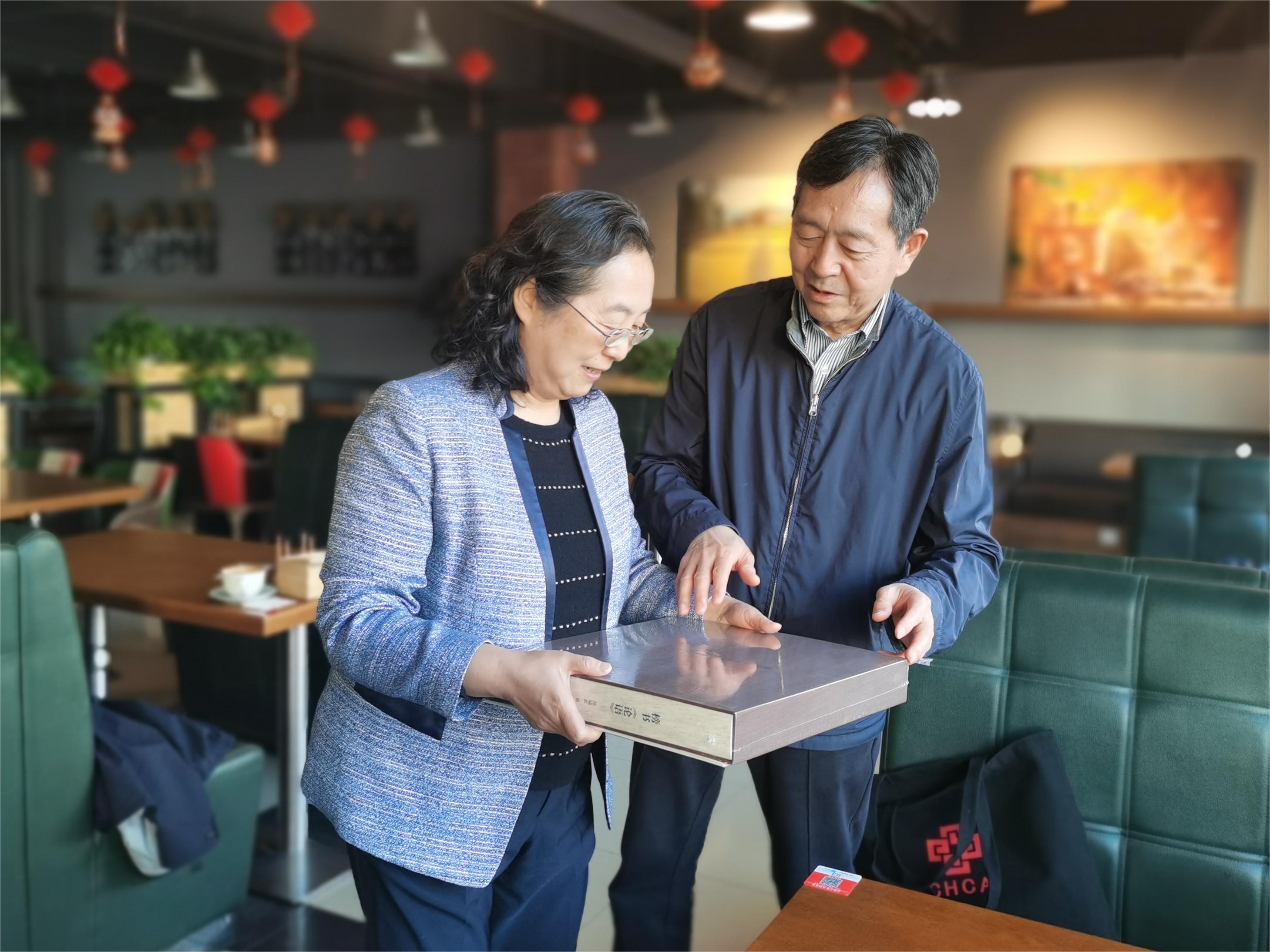 王瑤琪書(shū)記慰問(wèn)陳嘯宏校友.jpg