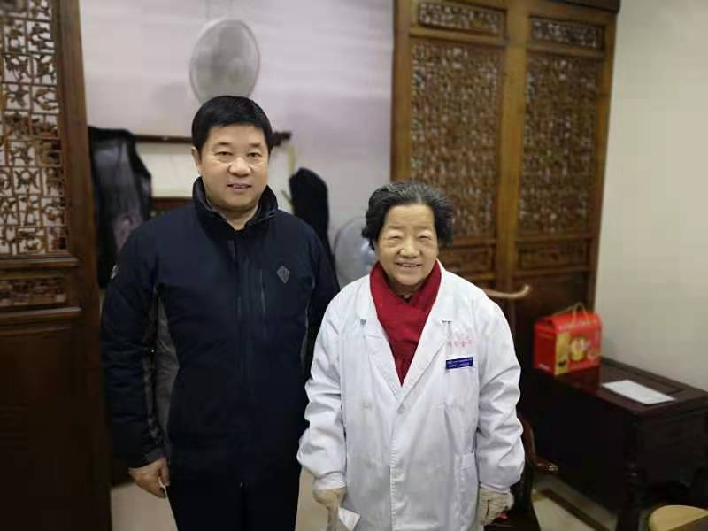 閆振凡副校長(zhǎng)慰問(wèn)牛建昭.jpg