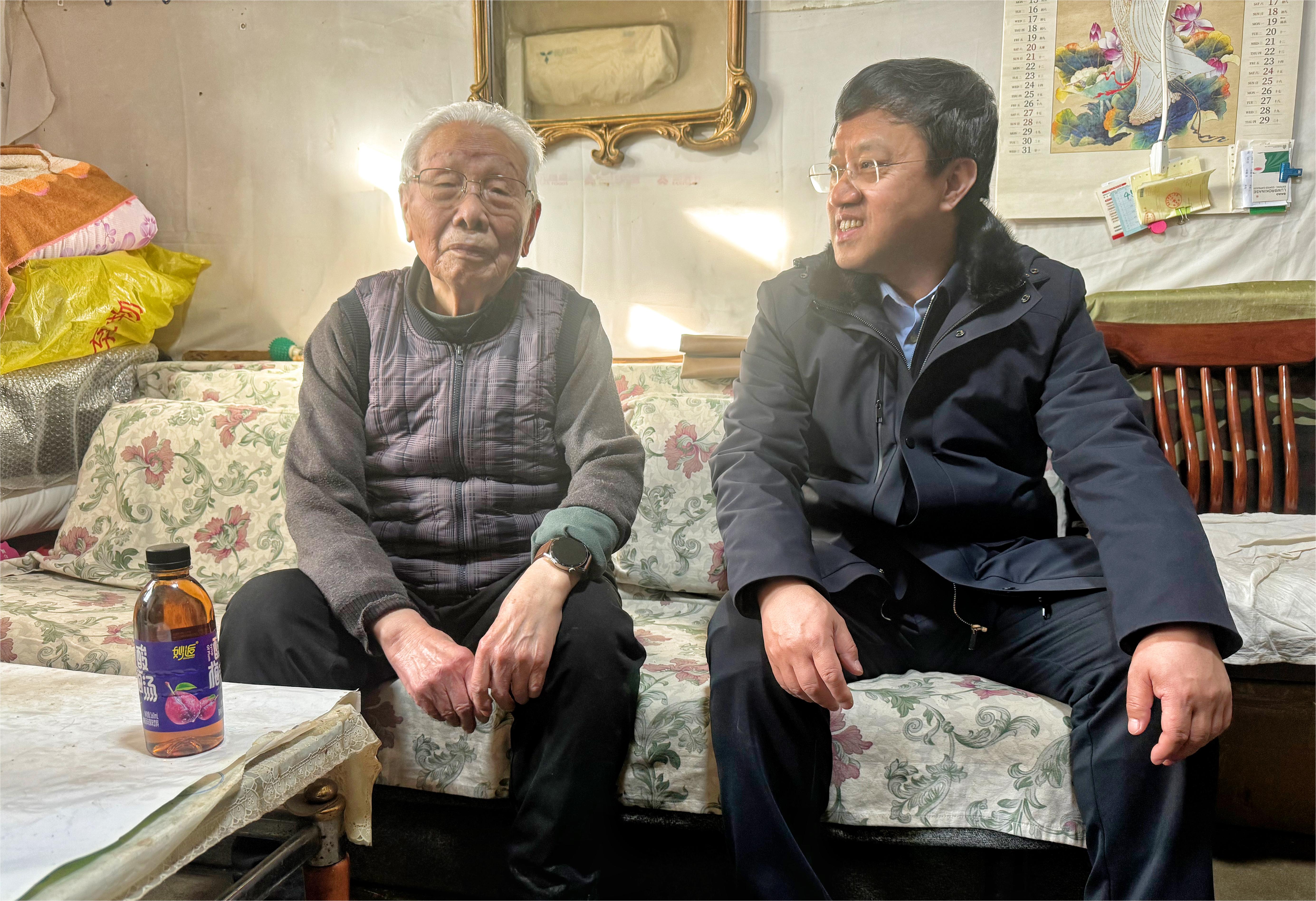汪慶華副書(shū)記慰問(wèn)姜炳赤.jpg