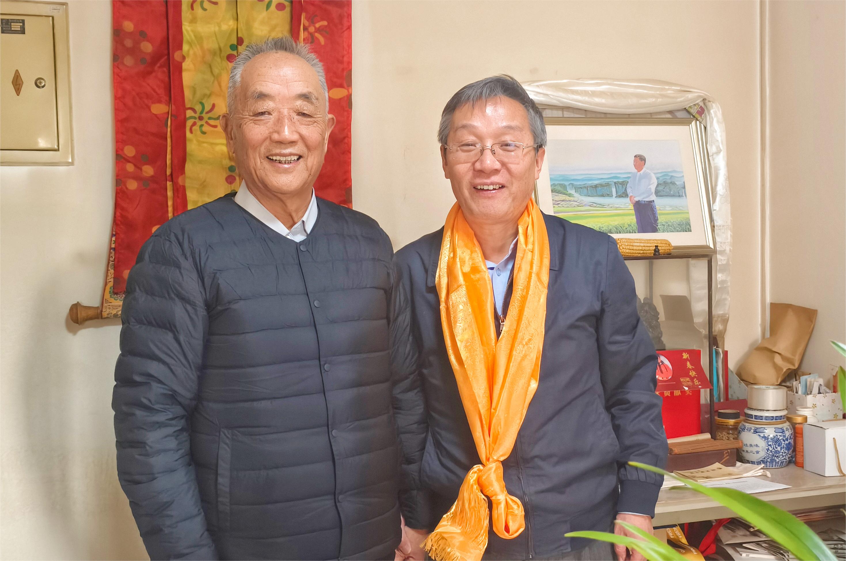 陶曉華副校長(zhǎng)慰問(wèn)敬天林.jpg