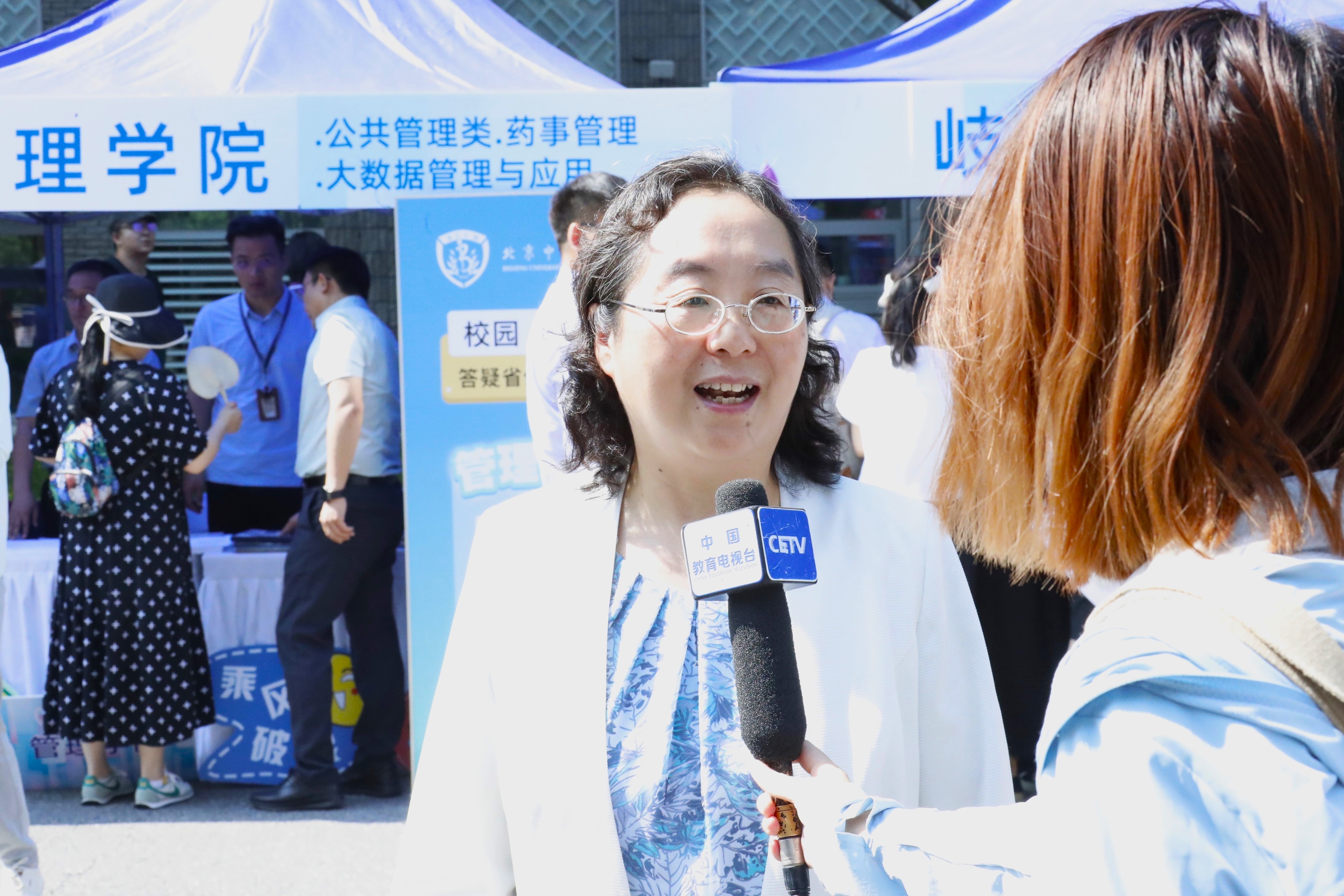 王瑤琪書記采訪.JPG
